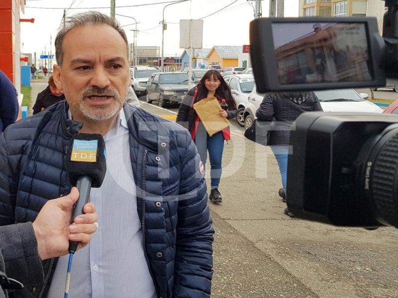 Nosotros hicimos la entrega previa de la totalidad de boletas de acuerdo a lo que pidi la Justicia Electoral para que justamente no faltaran boletas en ninguna de las mesas, por lo que hemos hecho las actuaciones que corresponden, indic Solorza.