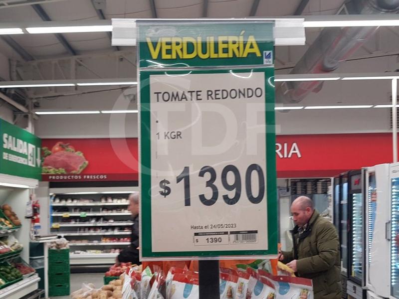 En el Mercado Central de Buenos Aires el precio del tomate redondo, precio mayorista es de $289. Mientras que en el Mercado Cooperativo de Guaymalln, Mendoza, el precio del tomate redondo grande es de $267.