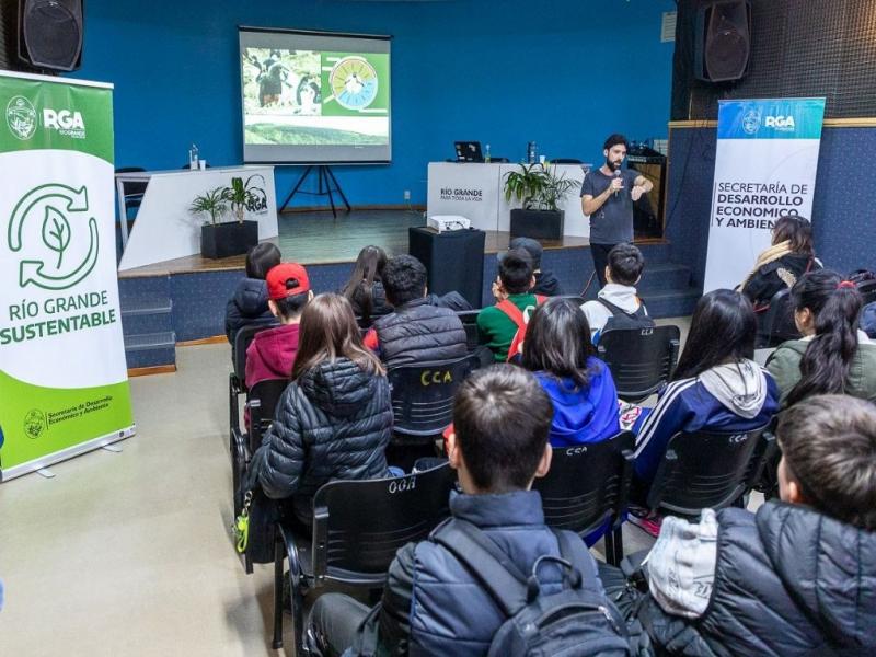 Esto es parte de nuestro trabajo de seguir sembrando semillas de mayor conciencia ambiental en los jvenes de distintas edades, de los niveles primario y secundario, resalt Rodolfo Sopena, Subsecretario de Ambiente y Espacio Pblico.