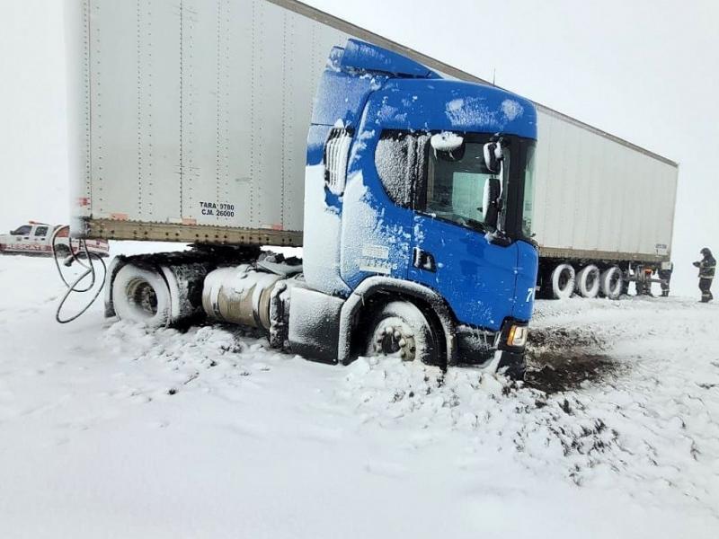 La nieve y el hielo pueden hacer que la conduccin sea muy peligrosa, especialmente en rutas de alta velocidad. Por lo tanto, siempre es importante reducir la velocidad y aumentar la distancia de frenado en estas situaciones y utilizar cadenas.