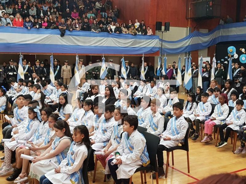 Sigamos adelante enarbolando con orgullo la bandera argentina, y llevando en nuestros corazones el amor y la gratitud hacia nuestros prceres; esos prceres que hicieron grande nuestra querida Argentina, seal Mnica Urquiza.