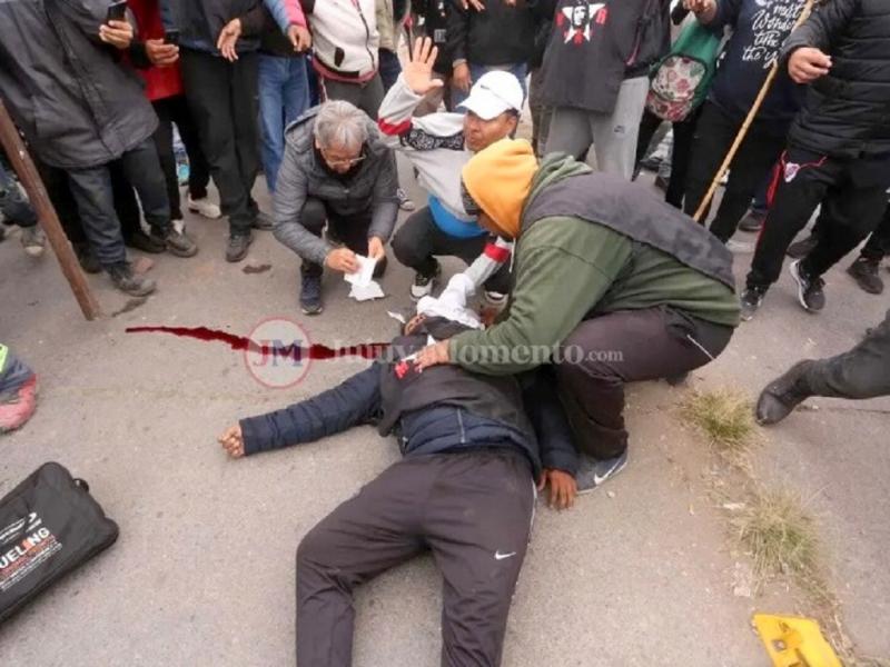 La reaccin de la fuerza fue con balas de goma y gases lacrimgenos. A raz de esta situacin hubo muchos heridos, uno de ellos, el ms grave, con la cabeza ensangrentada que debi ser hospitalizado de urgencia.