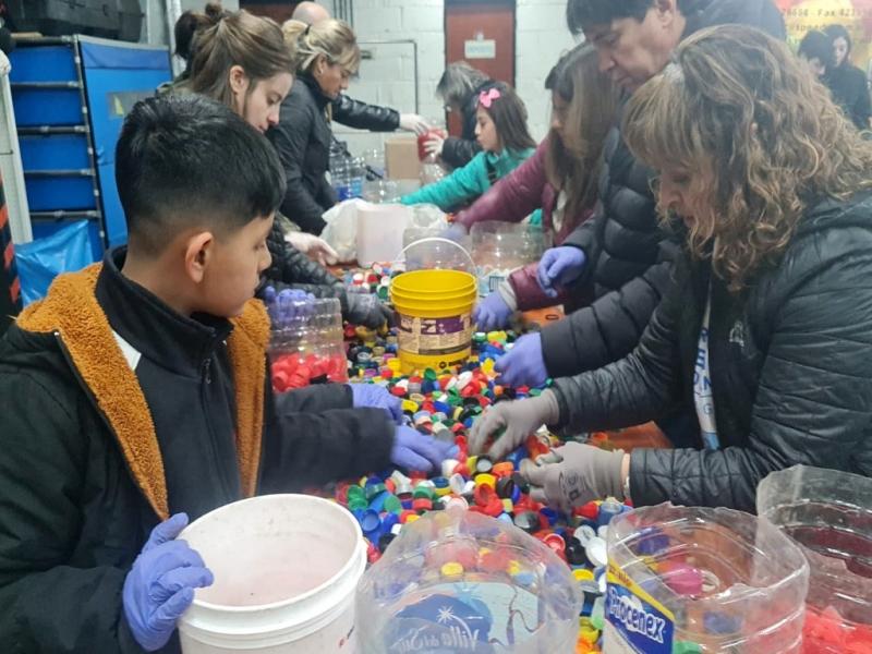 Siempre que hacemos el evento es impresionante la cantidad vecinos que se acercan con la familia a participar de la clasificacin de tapitas, a donar elementos. Tambin siempre est el colegio EPEIM, coment Mnica Becerra.