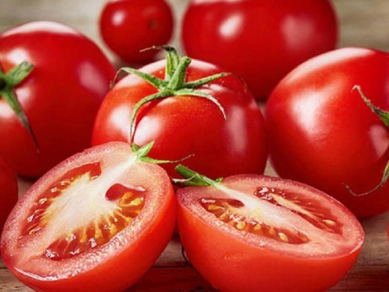 El tomate reduce el colesterol y protege el corazn, es una fuente de vitaminas y minerales, mejora la visin, mantiene el intestino sano, reduce la hipertensin, alivia la diabetes, previene las infecciones del tracto urinario.