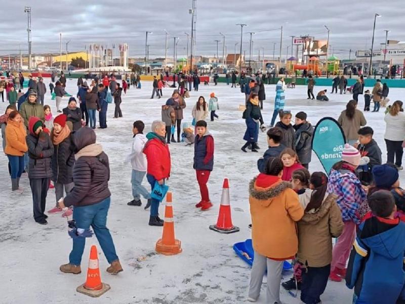 En la Pista de Patinaje el Municipio acompaa diariamente con chocolate caliente, sorteos y muchas sorpresas. En cuanto a la Laguna de los Patos, las actividades estn sujetas a las condiciones climticas.