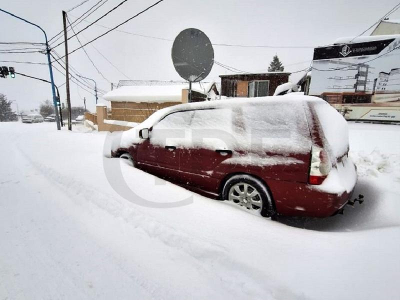 Promediando la mañana del domingo, la zona centro y sur de Tierra del Fuego está con cielo nublado, visibilidad reducida, precipitaciones níveas. El SMN advirtió sobre posibles fenómenos meteorológicos con capacidad de daño.