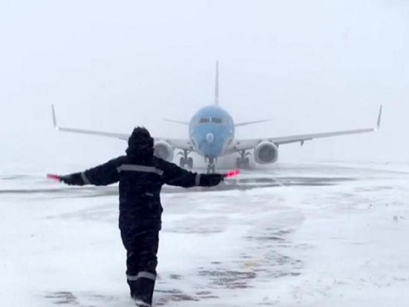 Las intensas nevadas que volvieron a caer el domingo en la ciudad y alrededores, obligaron a cerrar el aeropuerto de Ushuaia, debiendo reprogramarse los vuelos.