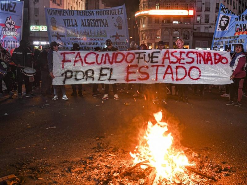 Es muy triste todo lo que est pasando. Otro compaero cado en la lucha. Estamos desbastados. Vamos a pedir justicia como siempre, el pueblo sale a las calles a luchar y nos matan, dijo Estela, del Movimiento Teresa Rodrguez. 