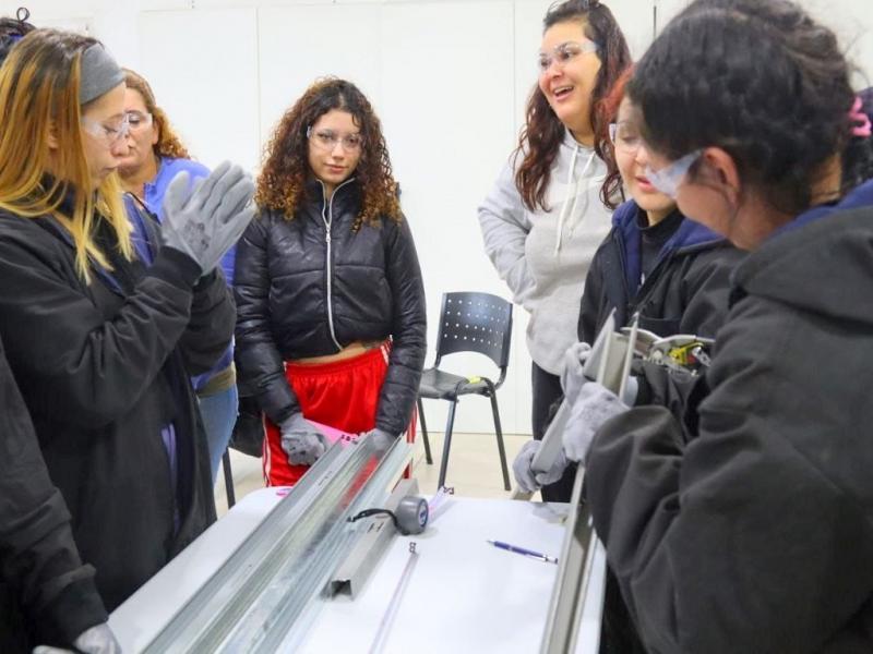 A travs de este trayecto terico-prctico, las trabajadoras de esta Cooperativa van a potenciar sus conocimientos sobre el uso de este tipo de material liviano para la construccin.