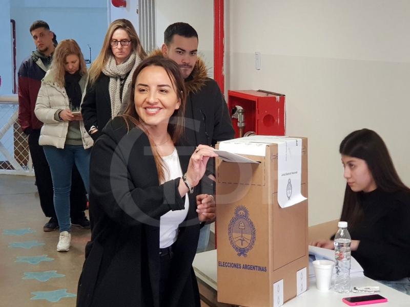 Andrea Freites vot en la Escuela N 20 del barrio Chacra IV de la ciudad de Ro Grande y coment que esperar los resultados finales de las PASO en el SUM de la Asociacin del Personal Aeronutico (APA) en el barrio AGP.