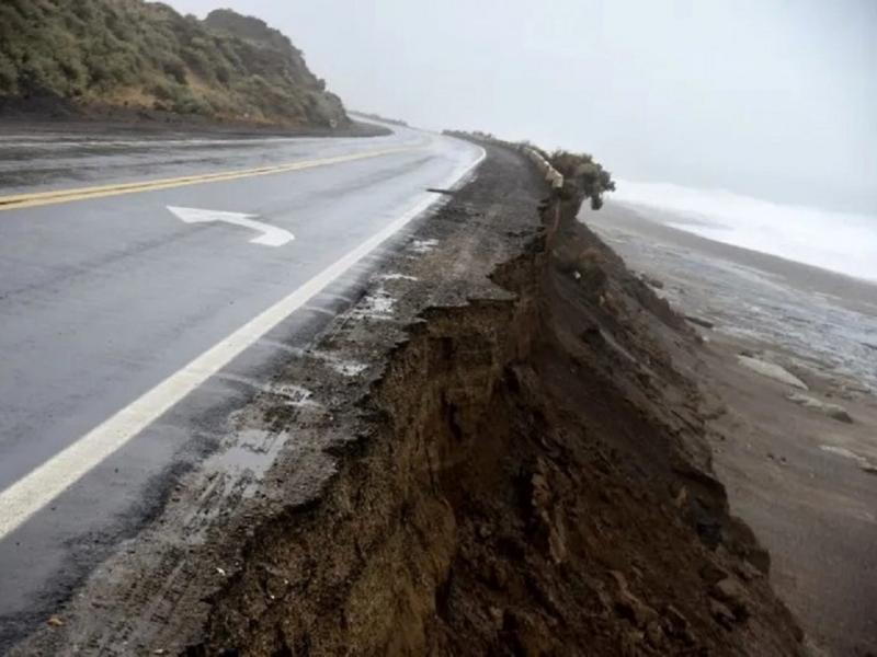 Desde Vialidad Nacional se inform que, a causa del temporal de viento y lluvia en la zona norte de Santa Cruz, se decidi realizar un desvo preventivo en la zona del paraje La Lobera, sobre la ruta 3, en cercanas de Caleta Olivia.