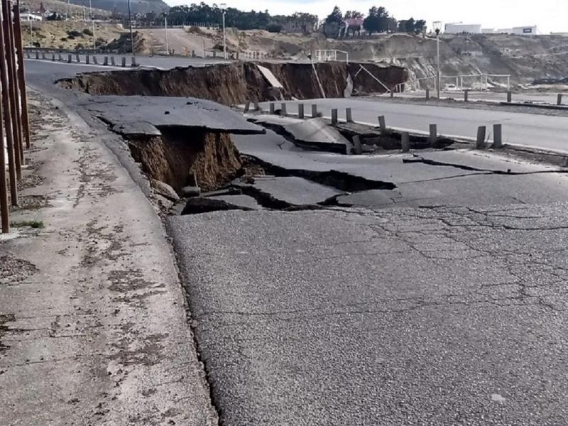 En la maana del mircoles cayeron los dos carriles de la ruta nacional N 3 y se espera que el movimiento contine durante toda la jornada. Tambin alcanza la parte vieja, en donde haba juegos y que era utilizado por caminantes y runners.