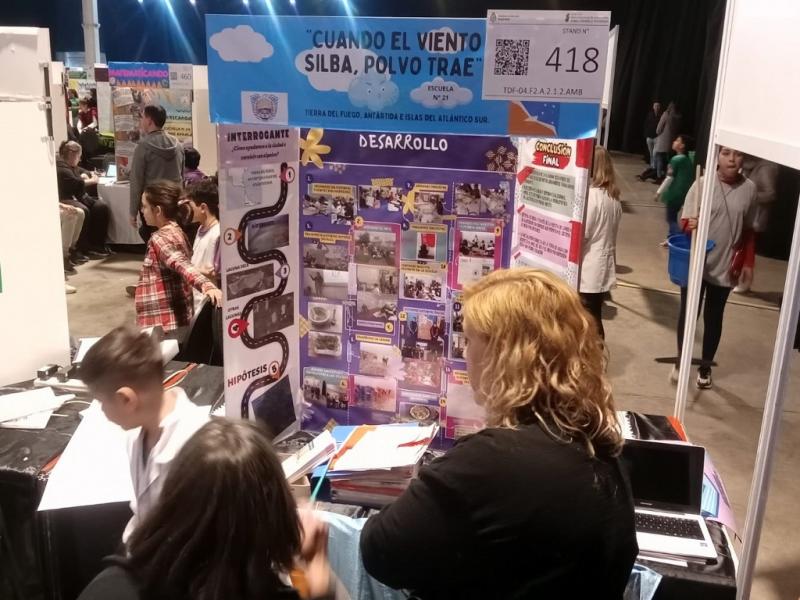 Los alumnos Agustn Snchez y Agustn Grieve; junto a la Docente, Liliana Moschen; participaron de la instancia nacional de la Feria Nacional de Educacin, Artes, Ciencias y Tecnologa, que se desarroll en Tecnpolis.