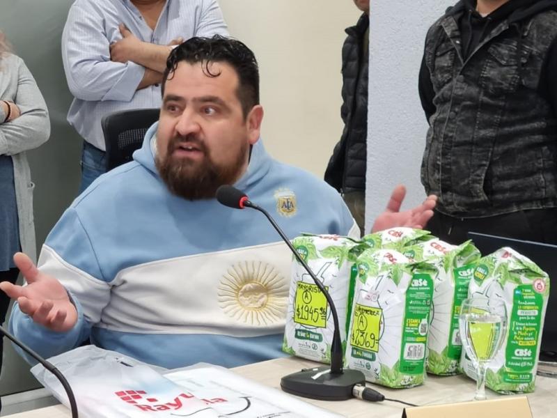 Marcelo Ledesma, durante su alocucin en la Banca del Vecino, ejemplific con 1Kg de yerba mate que, en algunos lugares se vende a $2.369 y en otro a $1.089, la misma yerba, la misma marca y el mismo da.