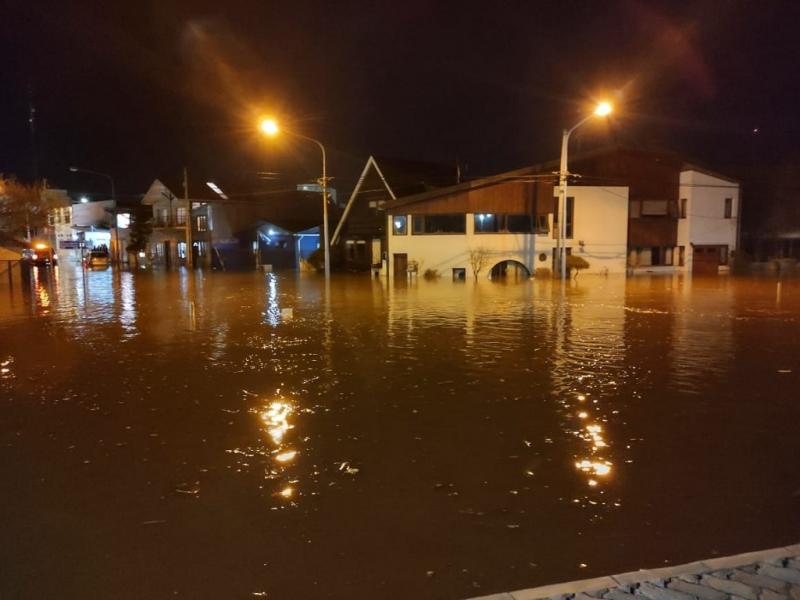 Varias familias debieron ser evacuadas ante la gravedad de la situacin, ya que hay viviendas con 30 / 50 centmetros de agua en el interior.