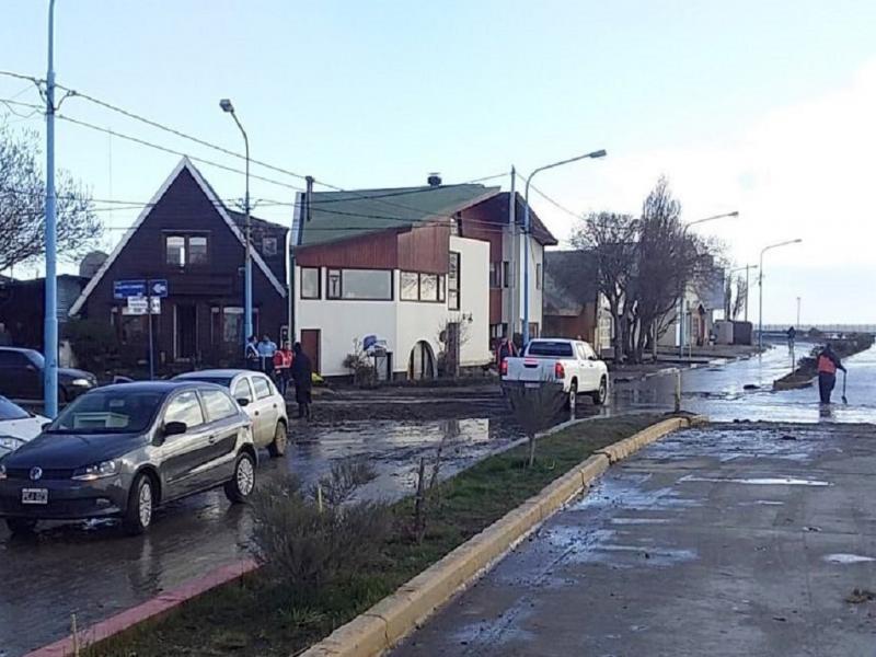 Frente a la continuidad de las mareas extraordinarias y rfagas de intenso viento, se recomienda a la comunidad  no circular por la zona costera de la ciudad, para su resguardo y seguridad.