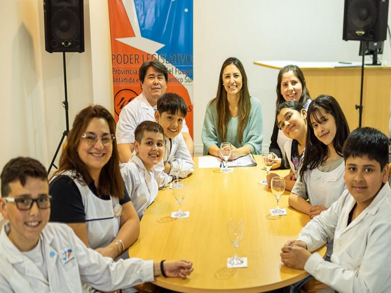 Cabe destacar que los alumnos y docentes de la Escuela N 21 son los responsables del trabajo de investigacin denominado Cuando el viento silba, polvo trae, que gan la instancia local y zonal de la Feria de Ciencias.