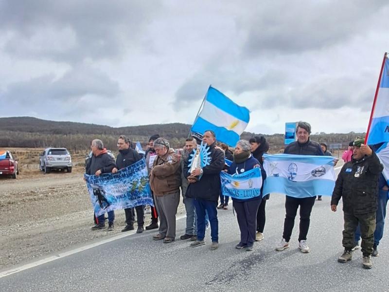 Una vez que consigamos el milln de firmas, vamos a ir por los responsables que permitieron a espaldas de nuestro pas instalar este radar en Tierra del Fuego para que la justicia los condene, dijo Julio Mena.