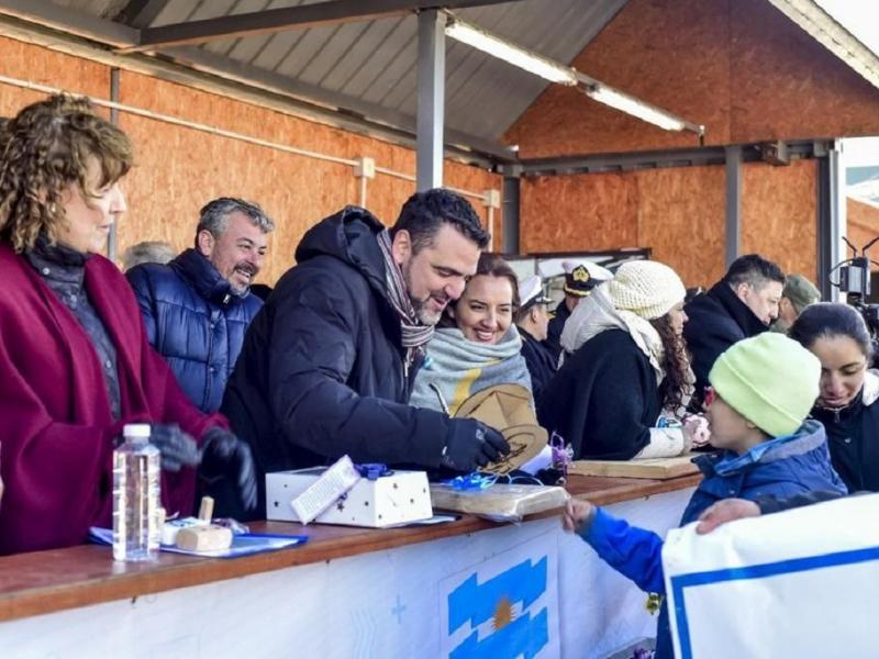 En estos 40 aos de democracia que nos encuentran proyectando la Ushuaia que se viene, quiero romper el protocolo para que hoy los protagonistas del aniversario de la ciudad sean cada uno y una de ustedes, dijo Walter Vuoto.