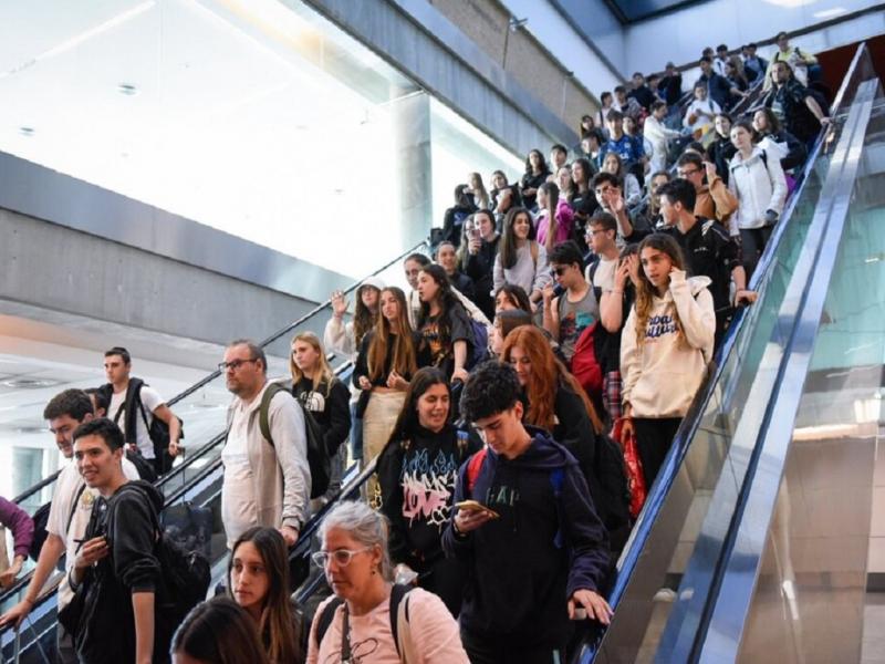 En el vuelo de Aerolneas Argentinas, que haba salido anoche desde Roma, regresaron 244 argentinos que huyeron del pas de Medio Oriente por los atentados terroristas de Hamas. Cmo avanza el operativo para traer al resto.