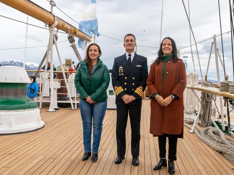 Las Parlamentarias hicieron un intercambio de presentes protocolares que incluyeron un retrato del Monumento a los Hroes de Malvinas en Ro Grande y una bandera fueguina de flameo.