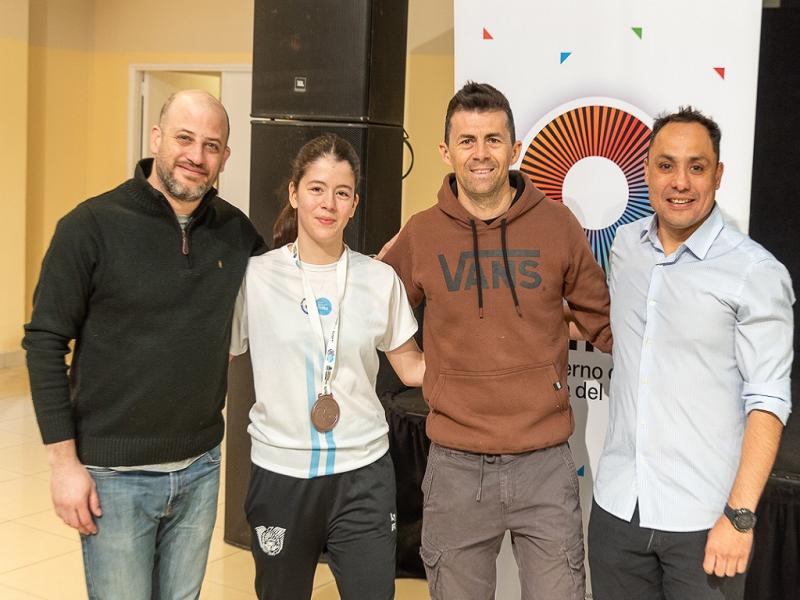 Este reconocimiento no es solo a la Secretara de Deportes y Juventudes o a un atleta, sino al conjunto, al Estado presente, a los entrenadores que dejan a sus familias para entrenar a las y los pibes, resalt Emmanuel Trentino.