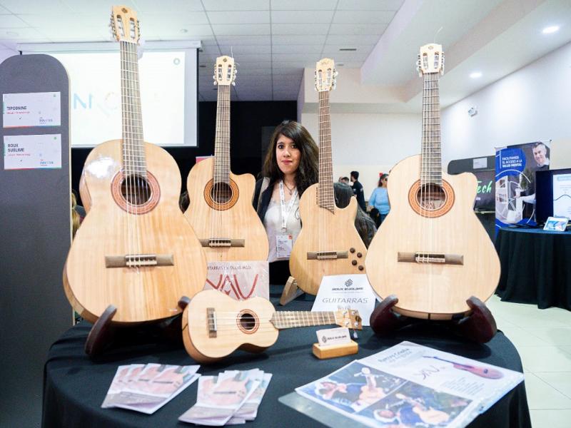 El primer premio de la categoría “innovación en producto y servicio” fue para Mariela Castillo de “Roux Sublime”, la esencia del sonido fueguino con el proyecto “Guitarra electrocriolla de cuerpo sólido”.