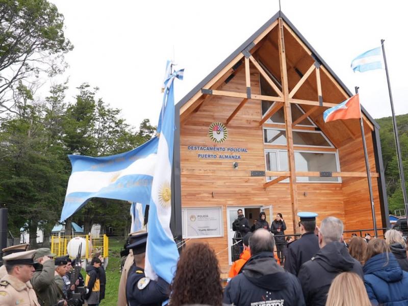 En el Da de la Soberana Nacional se instaura, adems, dicho nombre a este nuevo edificio policial al tratarse del ms austral de la Isla Grande de Tierra del Fuego, remarc el Jefe de la Polica de Tierra del Fuego, Crio. Gral. Jacinto Roln.