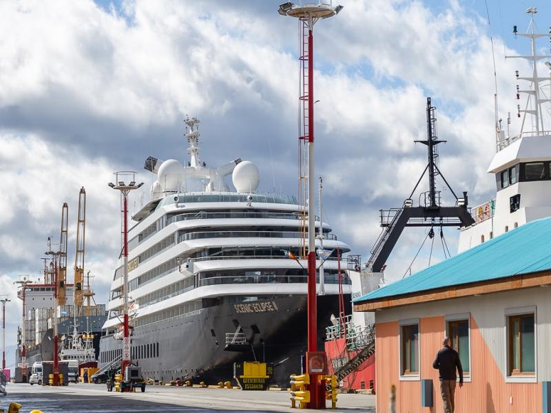 Se trata de la primera recalada de este buque en el muelle ushuaiense y que forma parte de los casi 600 arribos antrticos que tendr la temporada 2023-2024.