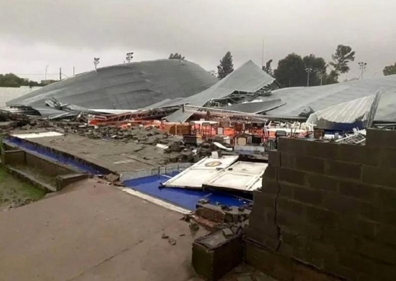 El Intendente Federico Susbielles confirm el nmero de vctimas fatales, tras el colapso del techo del club Bahiense del Norte. Las rfagas de viento superaron los 150 km/h en Baha Blanca y rige alerta naranja en diferentes zonas de la Provincia de Buen