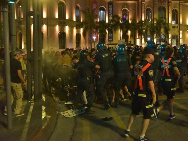 En un momento dado, alrededor de las 22 horas, y con la excusa de despejar las calles y habilitar media calzada, la polica arroj 