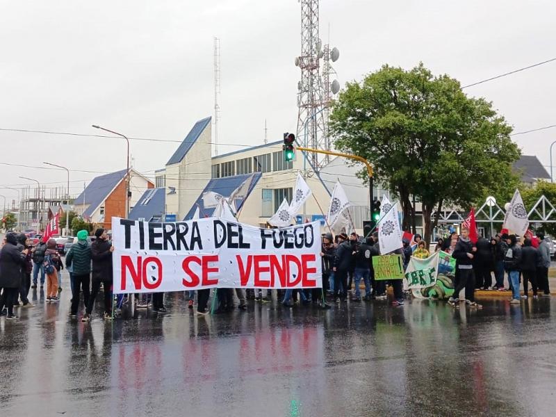 La apertura de importaciones propuestas por el DNU, afectar gravemente el desarrollo econmico de nuestra provincia, an sin la derogacin de la 19640, destaca el documento que se ley en el acto. Fotos. Adriana Cabrera.