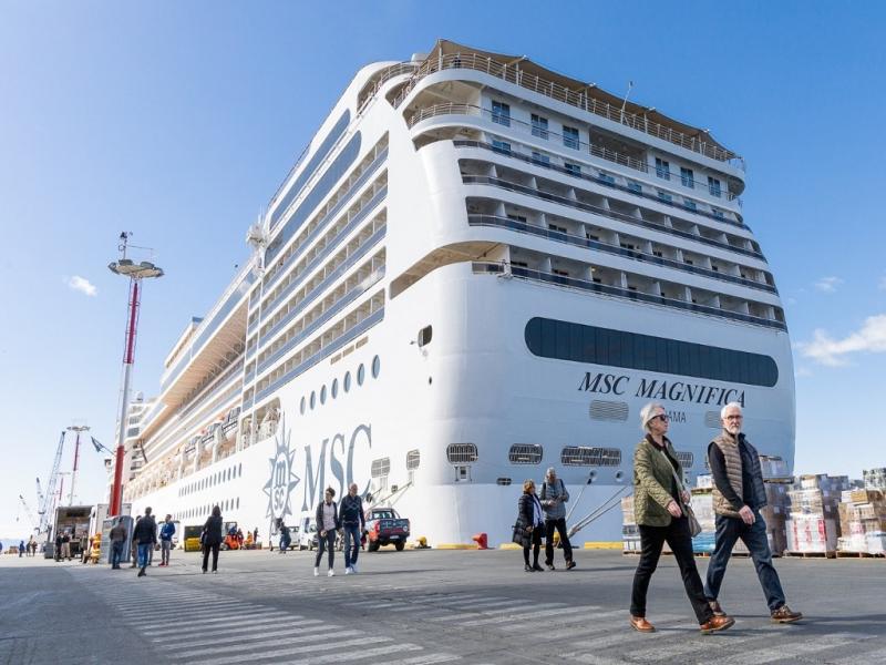 Tenemos prevista la visita de 590 embarcaciones, un 10% ms de lo que tuvimos el ao pasado. Gracias a que terminamos con la obra de infraestructura es que podemos tener dos barcos ms en muelle, destac Roberto Murcia.