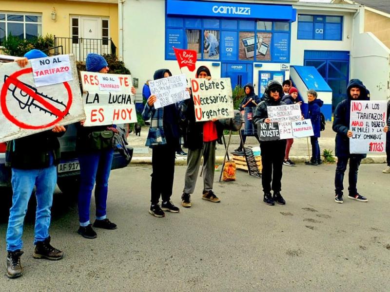 La manifestacin se realiz el lunes 8 a las 12 horas, momento en que se iniciaba la Audiencia Pblica convocada por ENARGAS, en el marco del pedido de la empresa Camuzzi para aumentar un 543,6% las tarifas de distribucin de gas.