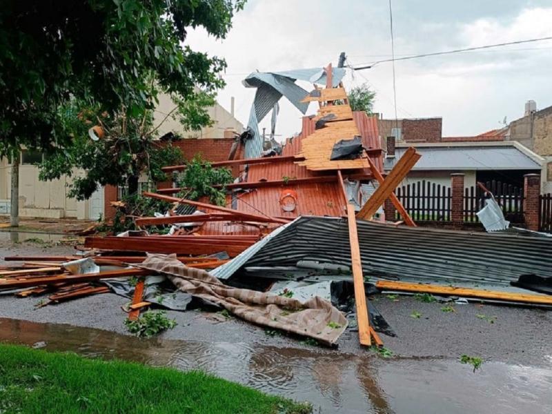 El fuerte temporal de viento y granizo que caus daos materiales y el corte de la energa elctrica se registr en la tarde del martes en la ciudad bonaerense de Miramar, afectando a sus pobladores y a cientos de turistas.