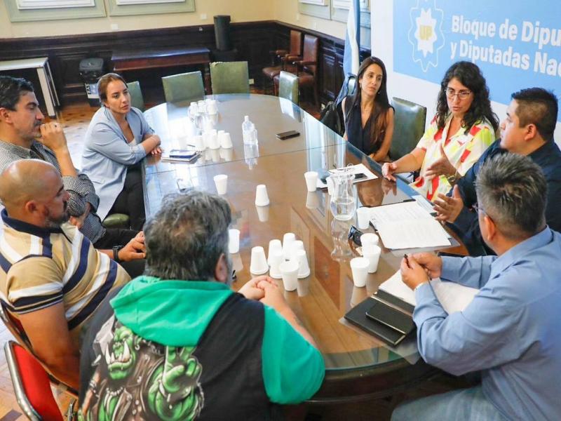 Los Diputados y Diputadas del bloque Unin por la Patria escucharon con mucha atencin los reclamos de los trabajadores y se comprometieron a rechazar cualquier intento de privatizacin o cierre de YCRT.