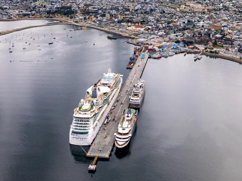 El trabajo en el Puerto no cesa nunca y con la ampliacin que realizamos del muelle tenemos la posibilidad de trabajar la carga, la pesca y el turismo al mismo tiempo, destac titular de la DPP de Tierra del Fuego, Roberto Murcia.