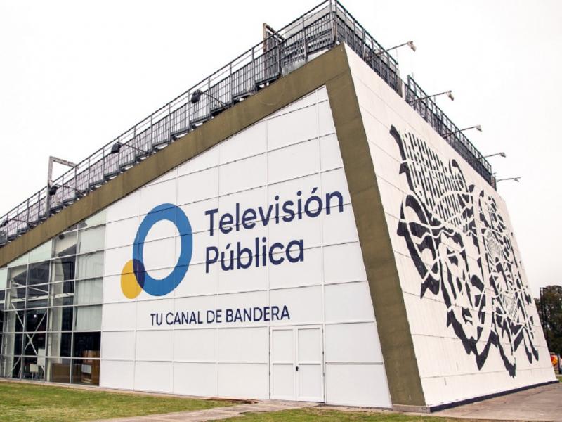 El Gobierno nacional aceptó sacar a YPF de la lista de privatizaciones, pero mantuvo a otras 36, entre ellas Radio y Televisión Argentina SE, que incluye a la Televisión Pública y a Radio Nacional. También está entre las 36 la Agencia TELAM.
