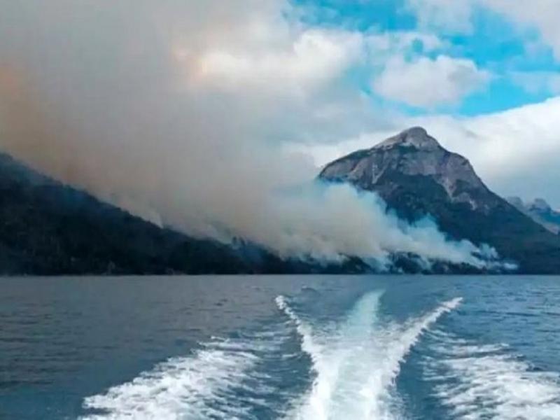 Desde este lunes por la madrugada unos 30 brigadistas trabajan para sofocar un nuevo incendio forestal, desatado en el Parque Nacional Nahuel Huapi, en la provincia de Río Negro.