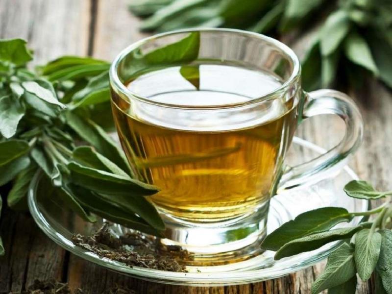 El té de salvia es una infusión que ayuda a bajar el contenido de glucosa en la sangre, aliviar trastornos digestivos, tratar desórdenes hormonales, estimula la secreción de bilis, entre otros efectos.