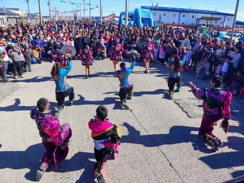 Como cada ao, la descentralizacin del Carnaval y su llegada a distintos puntos de la ciudad tiene como fin que ms vecinos y vecinas puedan participar de esta jornada de encuentro y comunidad.