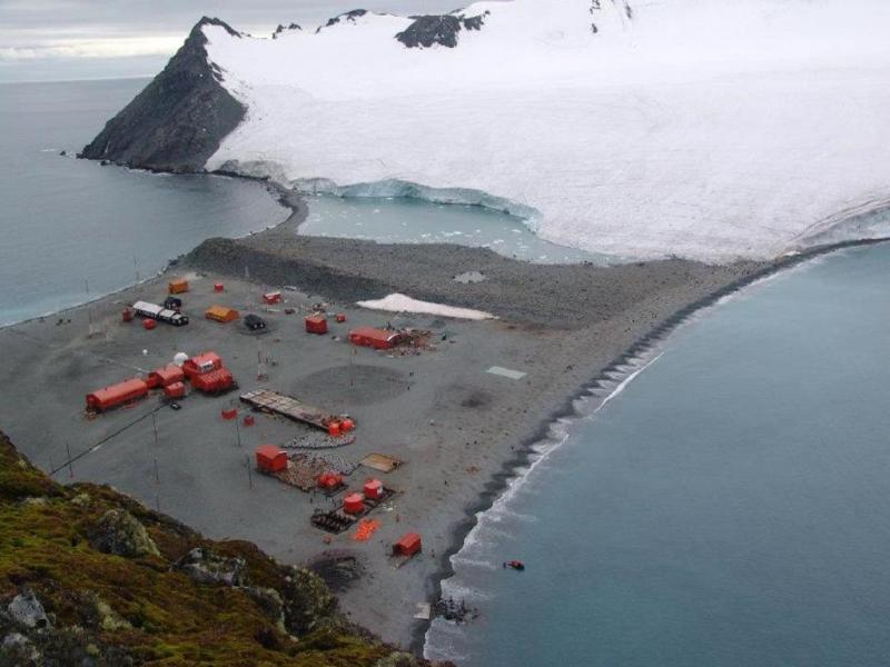 El Da de la Antrtida Argentina conmemora la inauguracin del Observatorio Meteorolgico en la Isla Laurie, Orcadas del Sur, que luego sera la Base Orcadas, inicio de la permanencia ininterrumpida de la Argentina en la Antrtida.