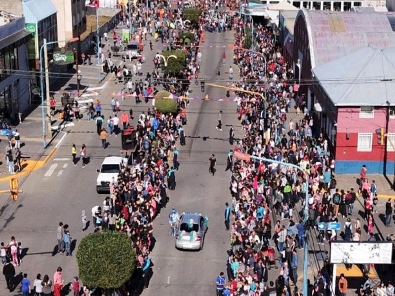 Durante todo febrero, las familias de la ciudad disfrutaron de los Carnavales en los barrios Malvinas Argentinas y en zona sur. Este domingo el Festejo Central ser en la Av. Perito Moreno, desde Belgrano hasta 9 de Julio, a partir de las 14 horas.