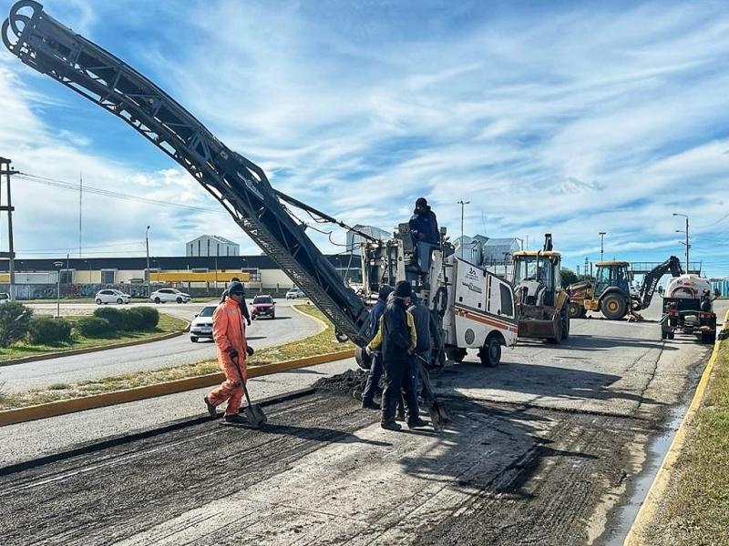 Las obras de bacheo en asfalto se realizan conforme a los tiempos establecidos, sin contratiempos ni inconvenientes. En cada punto a intervenir, el Municipio garantiza la presencia de personal de Trnsito para ordenar la circulacin.