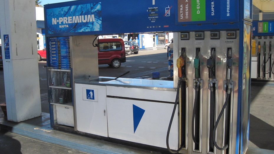 Mientras el resto de las petroleras ya aumentaron el precio de sus combustibles, en YPF analizan el mejor momento para llevar a cabo la misma estrategia que acaban de implementar Axion y Shell. 