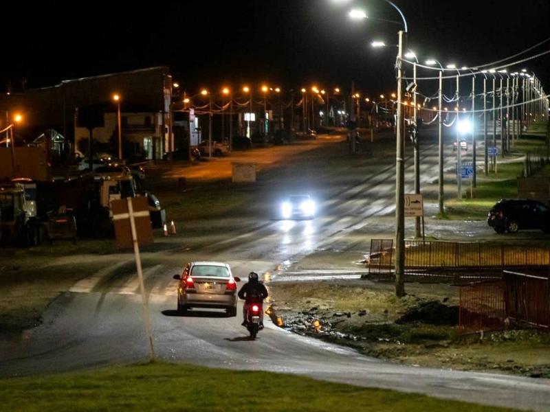 En este caso los trabajos que se intensificaron durante la tarde/noche fueron los que se llevan adelante en  el ingreso a la rotonda de la Trucha, viniendo desde el sur y continuando, en este sentido de circulacin por la ruta.