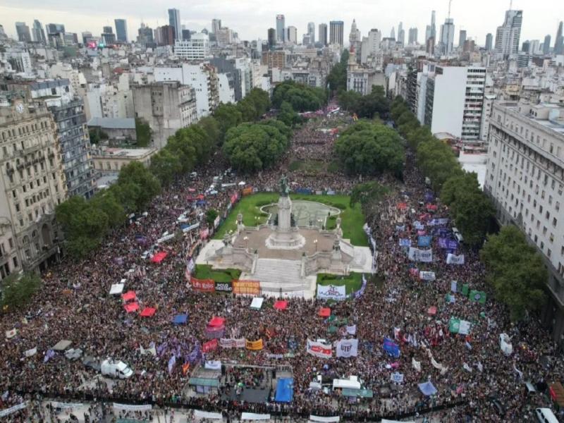 Cuesta trabajo encontrar en la historia argentina otro caso de un Mandatario que seale explcitamente al movimiento de mujeres como un enemigo directo.