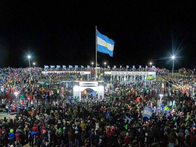 El lunes 1 de abril, a partir de las 20 horas, se vivir la Vigilia para esperar la cero hora del 2 de abril. Al da siguiente, se realizar el Acto Oficial a las 10 horas, dando inicio el tradicional desfile a las 11 horas.