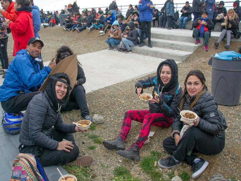 A modo de cierre de esta jornada de orgullo y emotividad, miles de vecinos y vecinas se sumaron a compartir el Gran Almuerzo Popular y Malvinero, el cual se desarroll en el estacionamiento del Parque de los 100 aos.