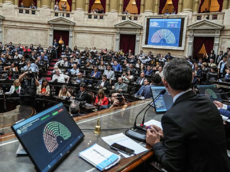 En el nuevo proyecto de Ley de Bases se elimin al Banco Nacin de la lista de privatizaciones y se sac el apartado referido a la consolidacin de deuda pblica del Fondo de Garanta de Sustentabilidad. Se mantiene delegar facultades al PEN.